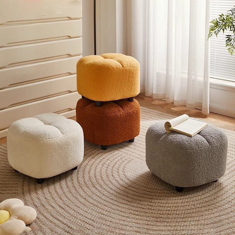 Taburete bajo escandinavo contemporáneo de tejido sherpa cuadrado con base de madera — Sin respaldo y sin brazos, ideal para recibidores y pasillos