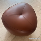 Taburete bajo contemporáneo escandinavo de madera de pino — Acolchado con cuero sintético, diseño de triángulo redondeado, asiento sin respaldo ni reposabrazos para sala de estar