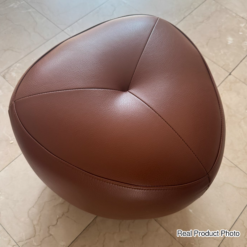 Taburete bajo contemporáneo escandinavo de madera de pino — Acolchado con cuero sintético, diseño de triángulo redondeado, asiento sin respaldo ni reposabrazos para sala de estar