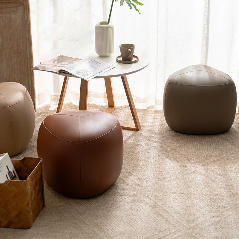 Taburete bajo contemporáneo escandinavo de madera de pino — Acolchado con cuero sintético, diseño de triángulo redondeado, asiento sin respaldo ni reposabrazos para sala de estar