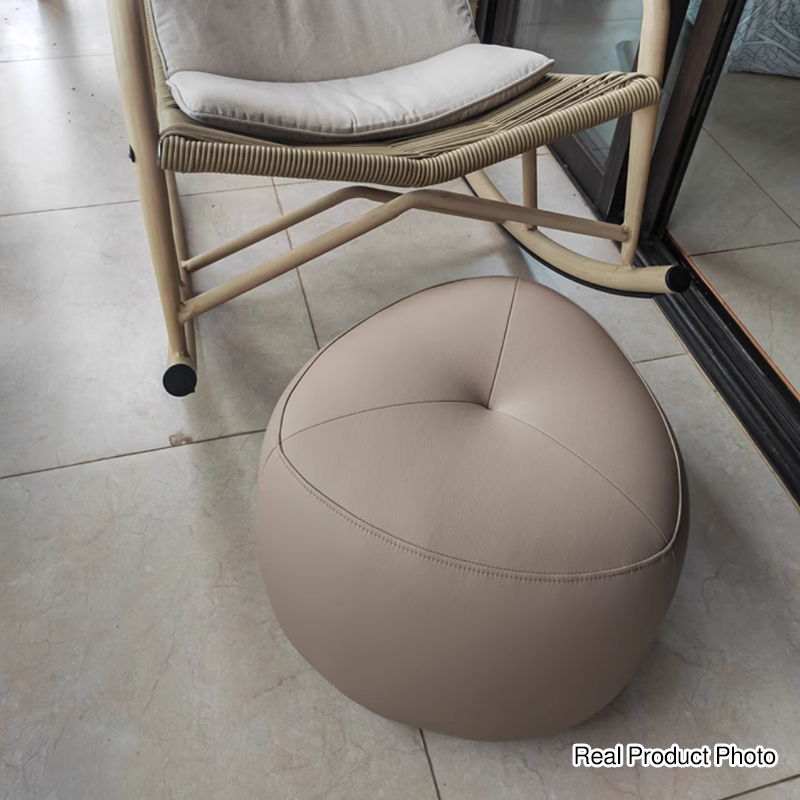 Taburete bajo contemporáneo escandinavo de madera de pino — Acolchado con cuero sintético, diseño de triángulo redondeado, asiento sin respaldo ni reposabrazos para sala de estar