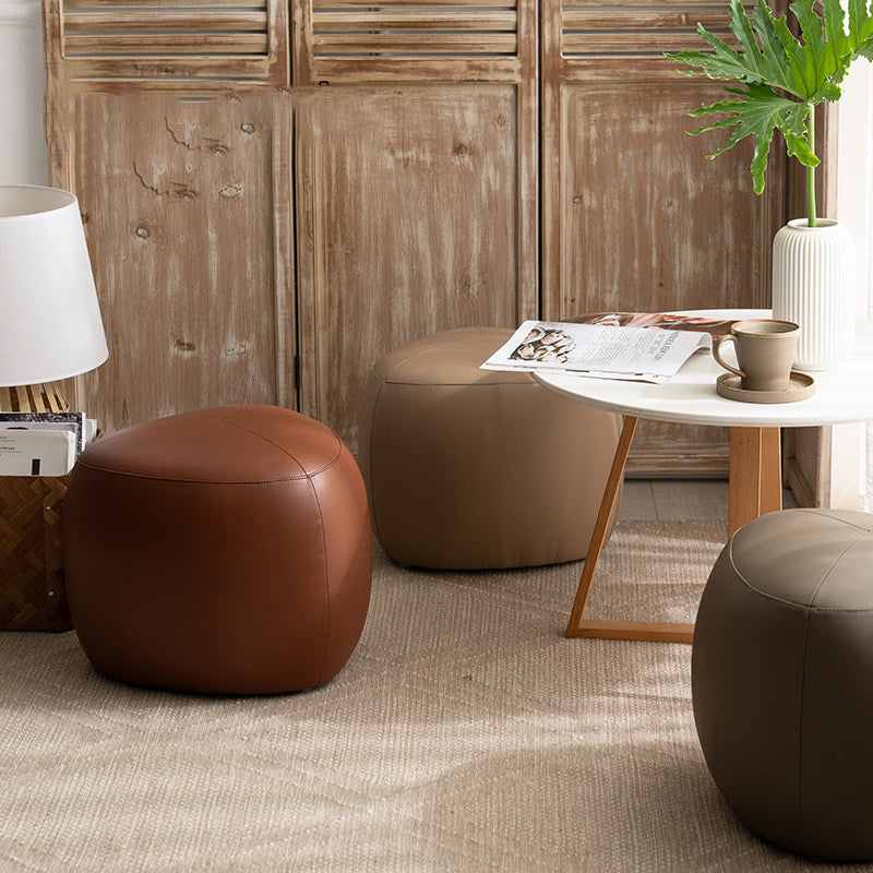 Taburete bajo contemporáneo escandinavo de madera de pino — Acolchado con cuero sintético, diseño de triángulo redondeado, asiento sin respaldo ni reposabrazos para sala de estar
