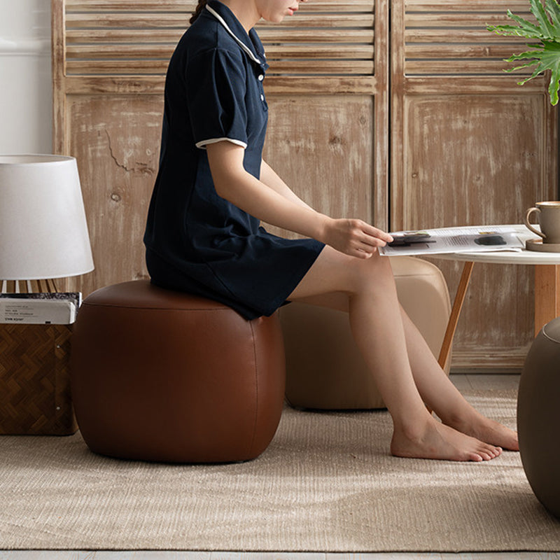 Taburete bajo contemporáneo escandinavo de madera de pino — Acolchado con cuero sintético, diseño de triángulo redondeado, asiento sin respaldo ni reposabrazos para sala de estar