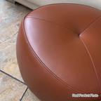 Taburete bajo contemporáneo escandinavo de madera de pino — Acolchado con cuero sintético, diseño de triángulo redondeado, asiento sin respaldo ni reposabrazos para sala de estar