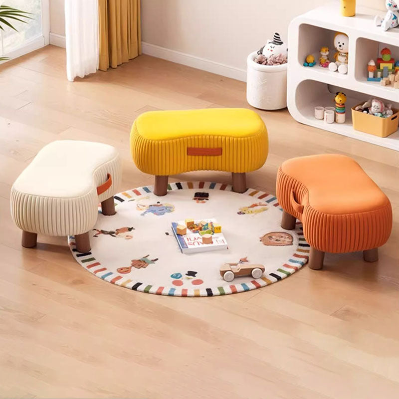 Taburete bajo de inspiración escandinava contemporánea con estructura de madera maciza y tapicería cilíndrica en forma de jabón en tejido sintético para salón
