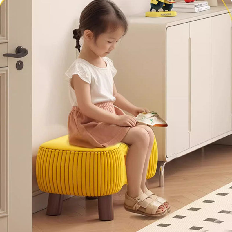 Taburete bajo de inspiración escandinava contemporánea con estructura de madera maciza y tapicería cilíndrica en forma de jabón en tejido sintético para salón