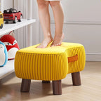 Taburete bajo de inspiración escandinava contemporánea con estructura de madera maciza y tapicería cilíndrica en forma de jabón en tejido sintético para salón