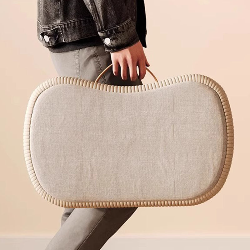 Taburete bajo de inspiración escandinava contemporánea con estructura de madera maciza y tapicería cilíndrica en forma de jabón en tejido sintético para salón