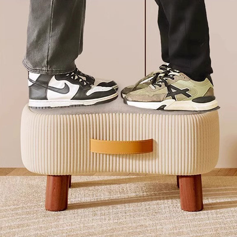 Taburete bajo de inspiración escandinava contemporánea con estructura de madera maciza y tapicería cilíndrica en forma de jabón en tejido sintético para salón