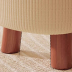 Taburete bajo de inspiración escandinava contemporánea con estructura de madera maciza y tapicería cilíndrica en forma de jabón en tejido sintético para salón