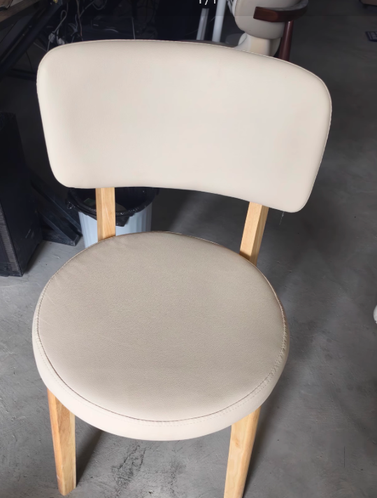 Silla de Comedor Nórdica Contemporánea Curva Redonda de Roble y Piel Sintética con Respaldo para Comedor