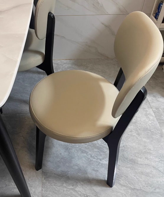 Silla de Comedor Nórdica Contemporánea Curva Redonda de Roble y Piel Sintética con Respaldo para Comedor
