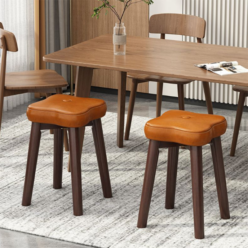 Taburete bajo tradicional vintage floral de madera maciza con cojín de piel sintética encerada al aceite – Apilable, sin respaldo y sin reposabrazos para sala de estar