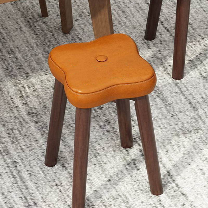 Taburete bajo tradicional vintage floral de madera maciza con cojín de piel sintética encerada al aceite – Apilable, sin respaldo y sin reposabrazos para sala de estar